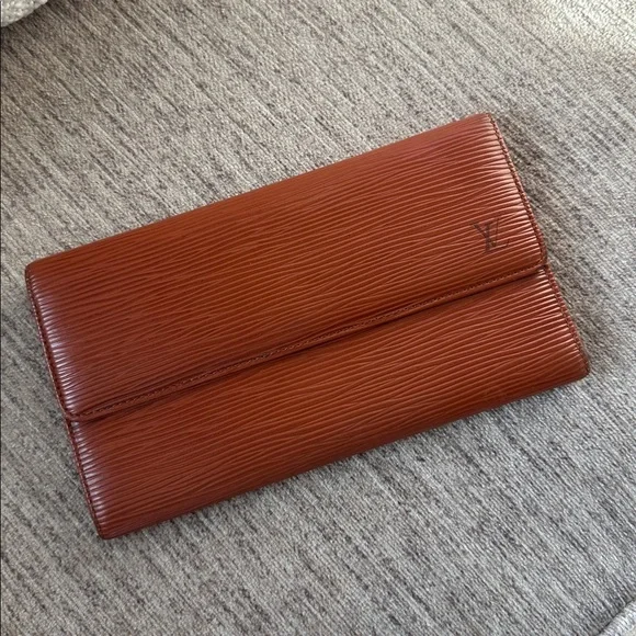 Louis Vuitton brown Epi Sarah wallet nice used condition. - Picture 3 of 12